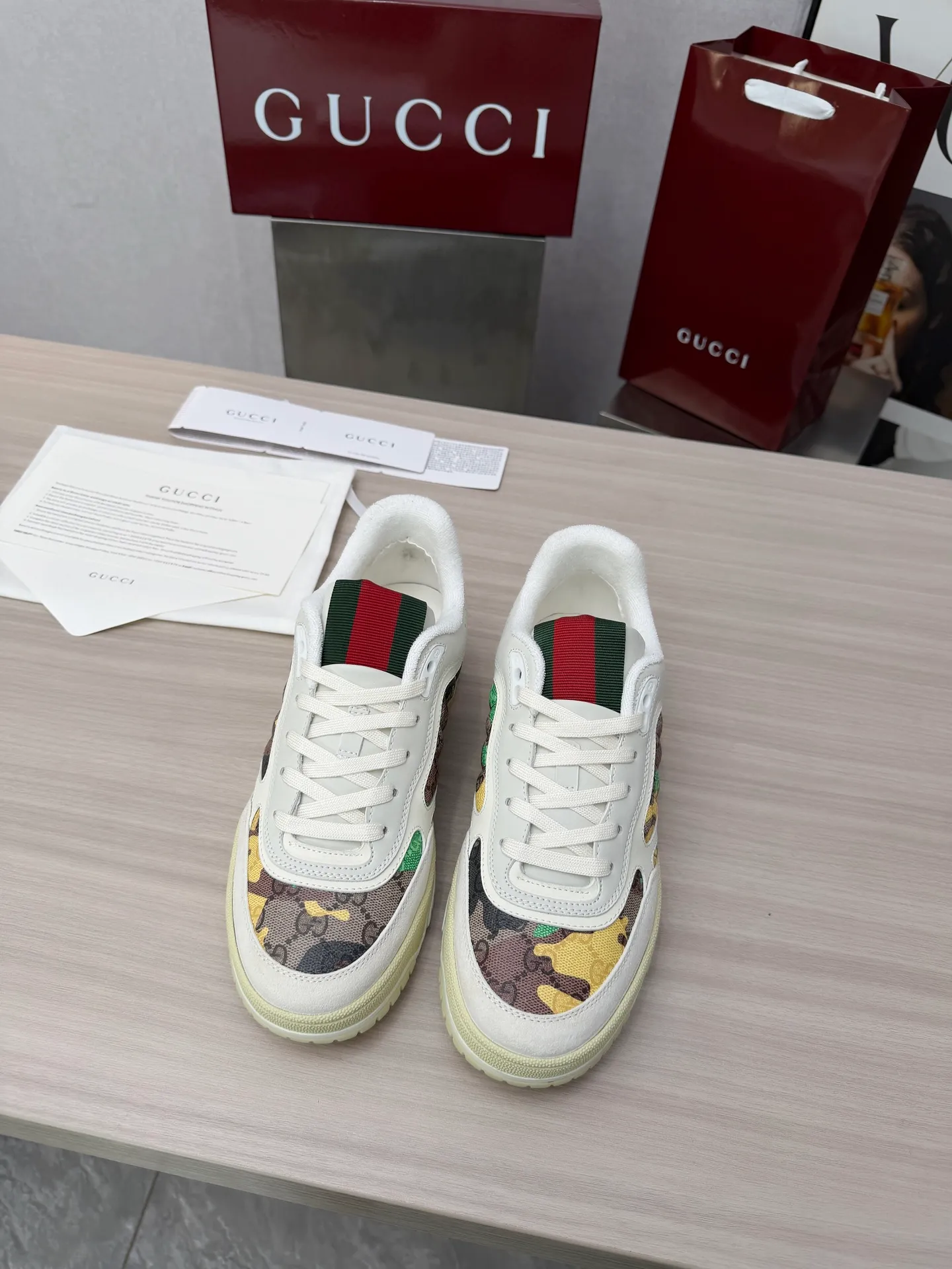 [G Home] P: 600💰 Men's Size: Men's 39-44 (45 custom-made) 🆕2025.GUCC Gucci original order quality The latest popular high and low top distressed couple sneakers series are shipped. Original purchase, development and production. This high and low top sneakers adopt a basketball-style silhouette design, cleverly integrated with hollow panels and distressed effects, showing unique ingenuity. The ingenuity incorporates brand logo details such as interlocking Double G styling accessories and Gucci lettering, a low-key tribute to the brand's design heritage. Exquisite packaging at the delivery counter 🛍📦 ▪️ Fabric: Original customized imported first-layer cowhide ▪️ Inner lining: Imported first-layer cowhide ▪️ Sole: Original molded two-color TPU sole ▪️ Sole thickness: 3cm